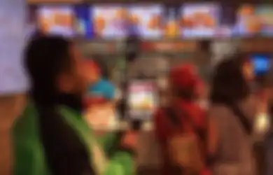 Astaga, Pengojek Online Ini Antre Beli Ayam Goreng Sampai Ke Rusia
