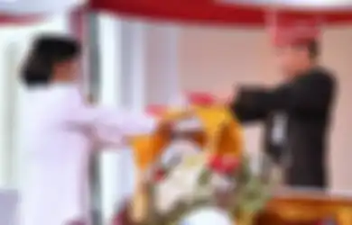 Ternyata Presiden Jokowi Lupa yang Diangkat Bakinya atau Benderanya Saja, Untung Pembawa Bakinya Baik Hati