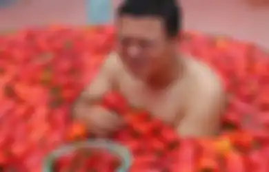 Suka Pedas? Coba deh Ikut Kontes Makan Cabai di Dalam Kolam yang Juga Dipenuhi Cabai Ini