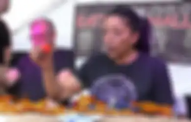 Wanita Ini Dijuluki ‘Ratu Pemakan Cabai yang Tak Terkalahkan’. Video Ini Tunjukkan Alasannya