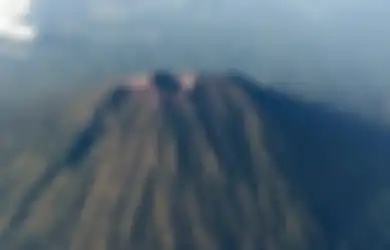 Menurut Legenda, Gunung Agung Merupakan Potongan Gunung Mahameru di India yang Jatuh di Tanah Bali saat Diangkat oleh Para Dewa