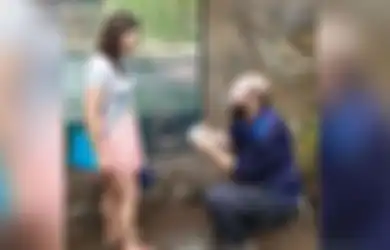 Jadi ‘Photobomb’, Bayi Kuda Nil Lucu Ini Seolah Jadi ‘Saksi’ Prosesi Lamaran Pasangan ini