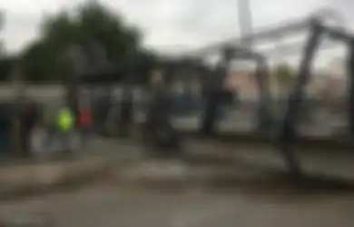 (Video) Jembatan Ini Rubuh Tertabrak Trailer Dan Nyaris Menimpa Pengendera dan Pejalan Kaki