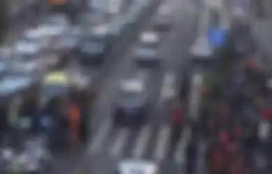 Patut Ditiru! Demi Keluarkan Pelajar yang Terjebak di Bawah Mobil, Para Pejalan Kaki Ramai-ramai Angkat Mobilnya