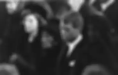 Kisah Rose Kennedy tentang Bagaimana Repotnya Melahirkan di Rumah, Mendidik 9 Anak Sendiri, serta Menahan Perasaan saat Berbagai Tragedi Menimpa