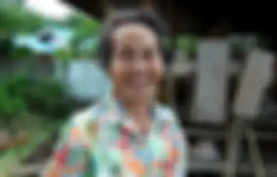 Inspiratif! Setiap Hari, Nenek Ini Sapu Jalanan Sejauh 1 Km dan Melakukannya Tanpa Dibayar Sepeser Pun