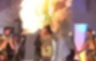 (Video) Sedang Asyik Bergaya Bak Ratu Mesir, Wanita Ini Tiba-tiba Terbakar di Hadapan Penontonnya