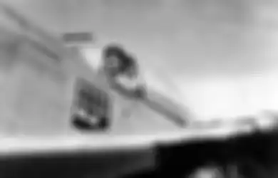 Wanita Ini Menikah dengan Pilot yang Menembak Jatuh Pesawat yang Ditumpanginya, Romantis atau Tragis?