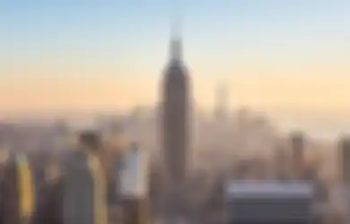 (Video) Fotografer Ini Berhasil Menangkap Momen Ketika Empire State Building ‘Dipukul’ Kilat Petir Berwarna Pink