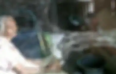 Permalukan Ibunya di Depan Umum, Pria Ini Langsung Bersujud dan Menangis saat Melihat Rahasia di Balik Celana Ibunya