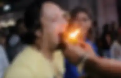 Fire Paan, Jajanan Ekstrim di India yang Disuapkan Langsung ke Mulut Kita dengan Api Menyala, Mau Coba?