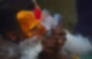 (Foto) Khusus Pada Festival Suci, Orang-orang Suci di Nepal Ini Boleh Menghisap Ganja