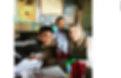 Hampir Membuatnya Berhenti Mengajar, Guru Ini Justru Mengadopsi Murid Nakal Itu