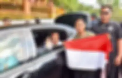 Nekat, Bocah SMA Ini Terobos Paspampres Demi Membentangkan Bendera Merah Putih di Depan Jokowi