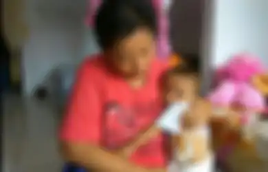 Sambil Menitikkan Air Mata, Ibu Asal Depok Ini Menceritakan Kisah Anaknya yang Terlahir Tanpa Lubang Anus dan Kaki Kiri