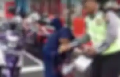 Ibu yang Gigit Polisi Gara-gara Ditilang karena Tak Pakai Helm Mungkin Perlu Lihat Foto-foto Mengerikan Ini Supaya Sadar Pentingnya Helm!
