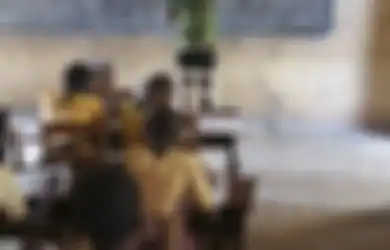 Guru di Ghana Ini Buktikan Keterbatasan Teknologi Tidak Membatasinya Mengajar Komputer, yang Ia Lakukan Sungguh Inspiratif