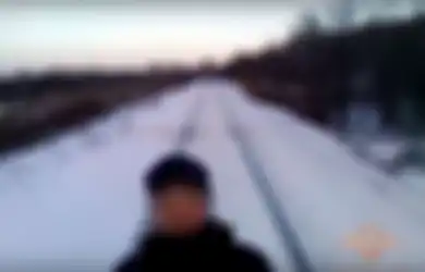VIDEO: Anak Remaja Nekat Mempertaruhkan Nyawa untuk Selfie di Depan Kereta Kargo