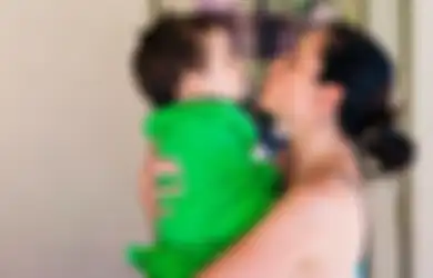 Orangtua yang Menciumi Bibir si Kecil yang Belum Tumbuh Gigi Bisa Membahayakannya
