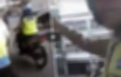(Video) Setelah Terang-terangan Minta Rp150 Ribu, Oknum Polisi Ini Maki Pemotor yang Ditilangnya