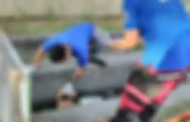 Bukannya Bikin Ngeri, 'Mayat' dalam Selokan Hitam Penuh Sampah Ini Malah Bikin Orang Tertawa