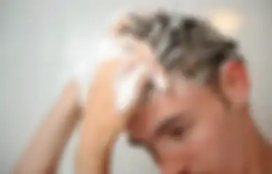 Bukan Membuat Rambut Kuat dan Bersih, 4 Hal Inilah yang Justru Terjadi Jika Anda Terlalu Sering Keramas!