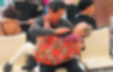 Mengharukan! Pria Ini Tak Malu Menggendong Ibunya Saat Berobat Sebagai Sebuah Bentuk Pengabdian