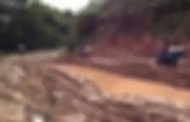 Lintasi Jalan Rusak Penuh Lumpur, Inikah Ojek Termahal di Indonesia? Tarifnya Lebih Mahal dari Tiket Pesawat Jakarta-Bali