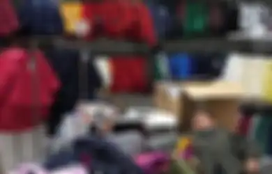 8 Foto Ini Tunjukkan Penderitaan Pria saat Diajak Pasangannya Belanja. Duh, Pasti Bosen Banget!