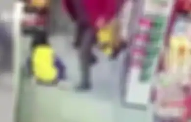 (Video) Sadis, Nenek Ini Pukuli dan Tendangi Cucunya Sebanyak 23 Kali Saat Berbelanja di Supermarket