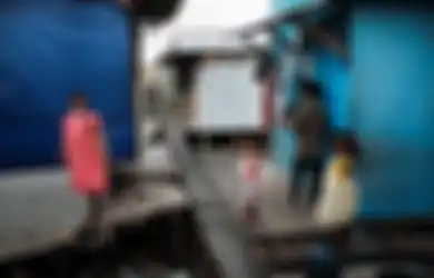 (Foto) Potret Memilukan Kehidupan Orang-orang di Pemukiman Kumuh Pinggiran Rel Kereta Api Jakarta