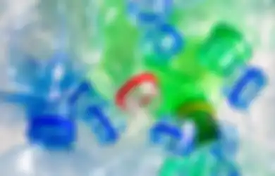 Ilmuwan Jepang Menemukan Spesies Bakteri yang Dapat Mengurai Botol Plastik.