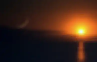 Mengapa Matahari dan Bulan Hidup di Langit?