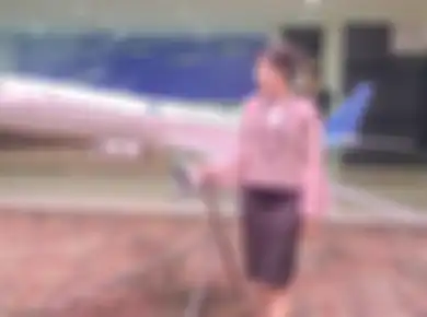 Ikut Foto Bareng Ari Askhara Sambil Pamer Jari Tanda Cinta Ala Korea, Sosok Perempuan Cantik Ini Akhirnya Balas Komentar Soal Tudingan Miring Itu: 'Saya Bahagia dengan Suami'