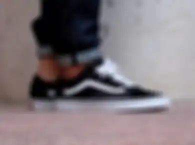 7 Rekomendasi Sneakers Hitam yang Bisa Bikin Gaya Makin Cool