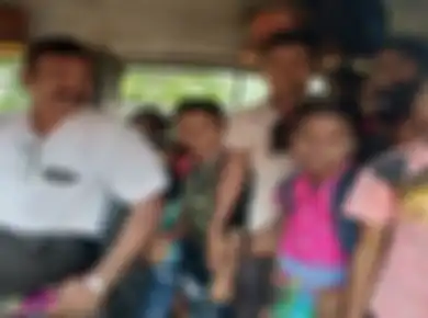 Guru Ini Membeli Bus Demi Bisa Antar-Jemput Muridnya Ke Sekolah