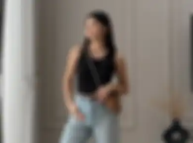 Gaya Seleb dengan T-Shirt Kolaborasi Ini Bisa Jadi Referensi OOTD Kamu