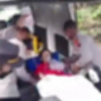 Foto Sinta Aulia berhasil menarik simpati Kapolri Jenderal Listyo SIgit Prabowo. Bocah perempuan ini menderita tumor di kakinya. 