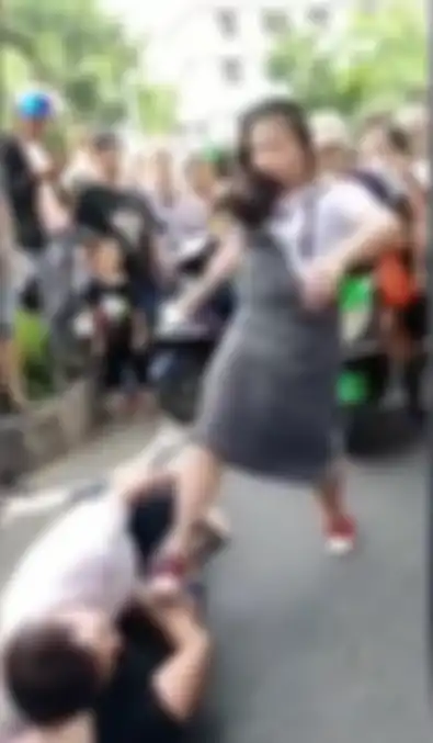 Pelakor Ditendang hingga Ditelanjangi Istri Sah di Depan Umum, Sang Suami Malah Mati-matian Lindungi Selingkuhannya dari Amukan Istrinya