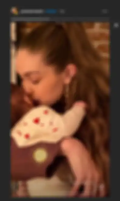 Foto Gigi Hadid mencium putrinya.