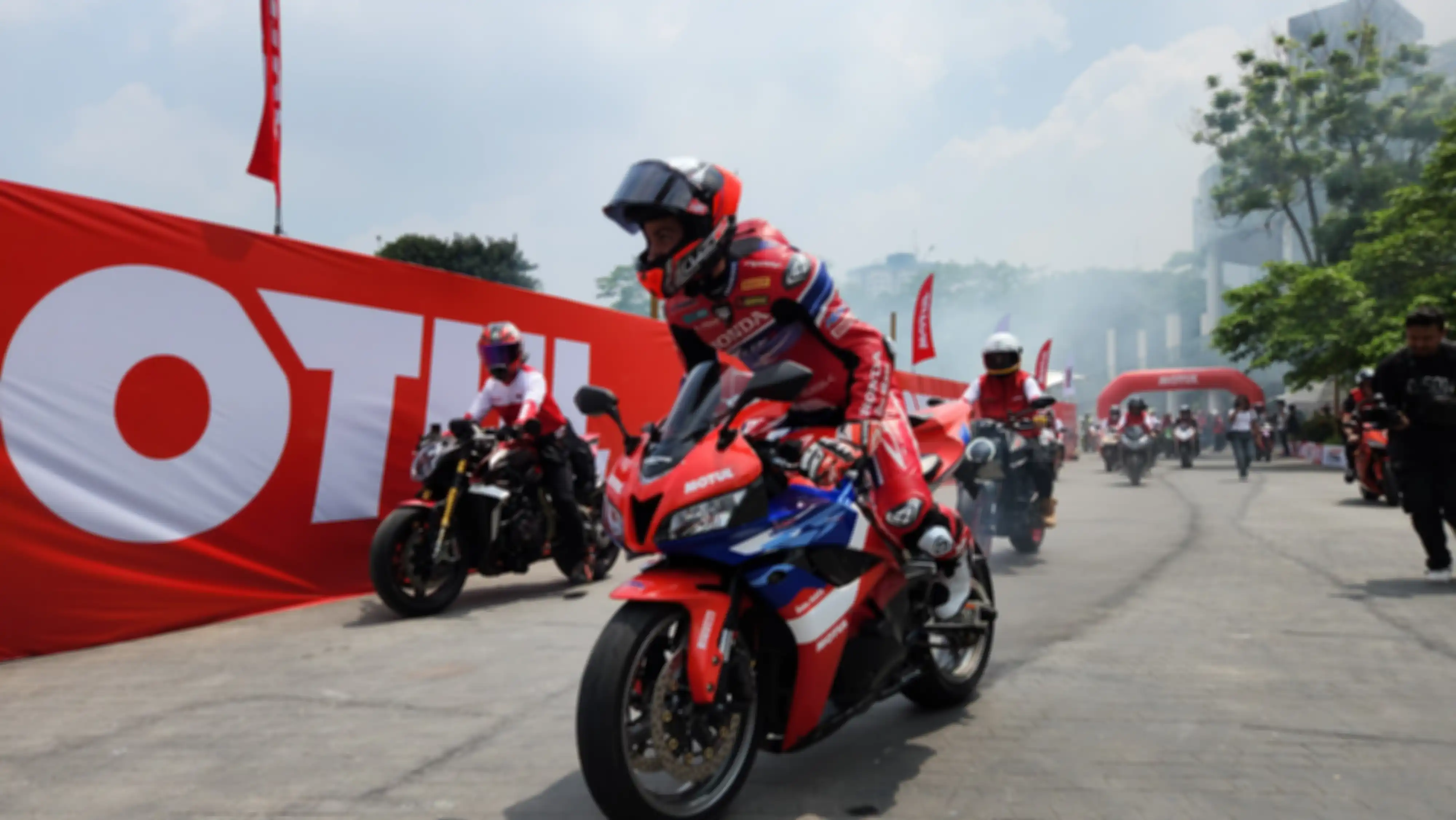 Pembalap Honda, Xavi Vierge pada saat berkeliling Jakarta. 
