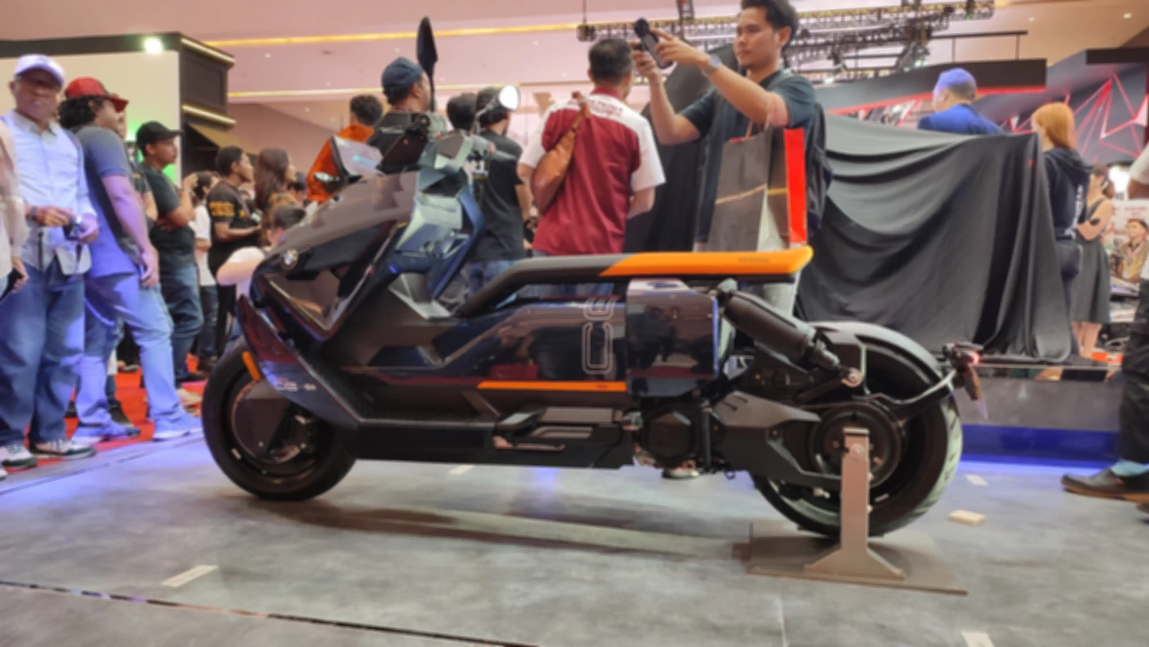 Motor listrik BMW CE 04 jadi yang termahal di pameran IIMS 2024.