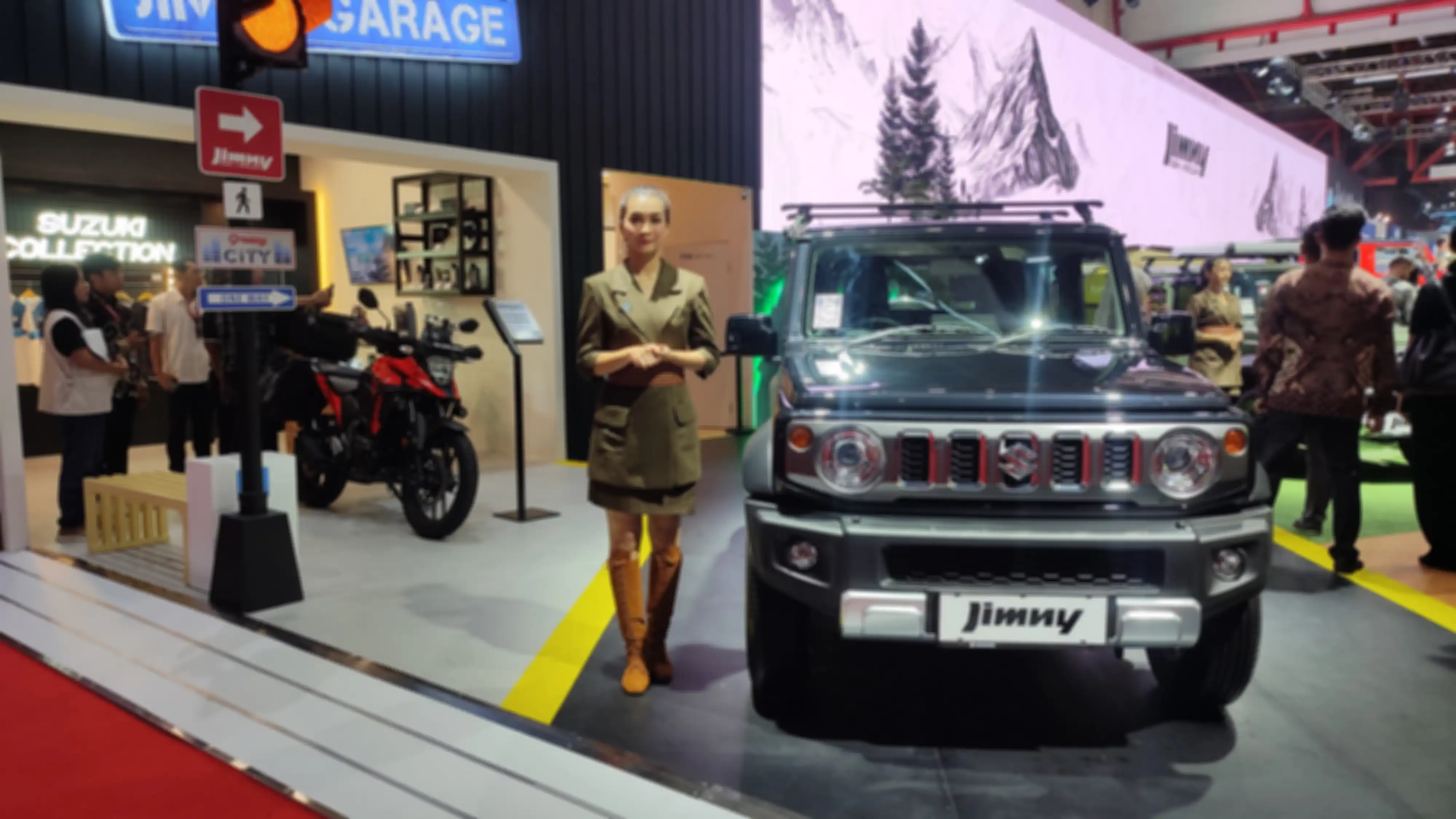 Suzuki V-Strom 250 SX berdampingan dengan Suzuki Jimny 5 pintu.