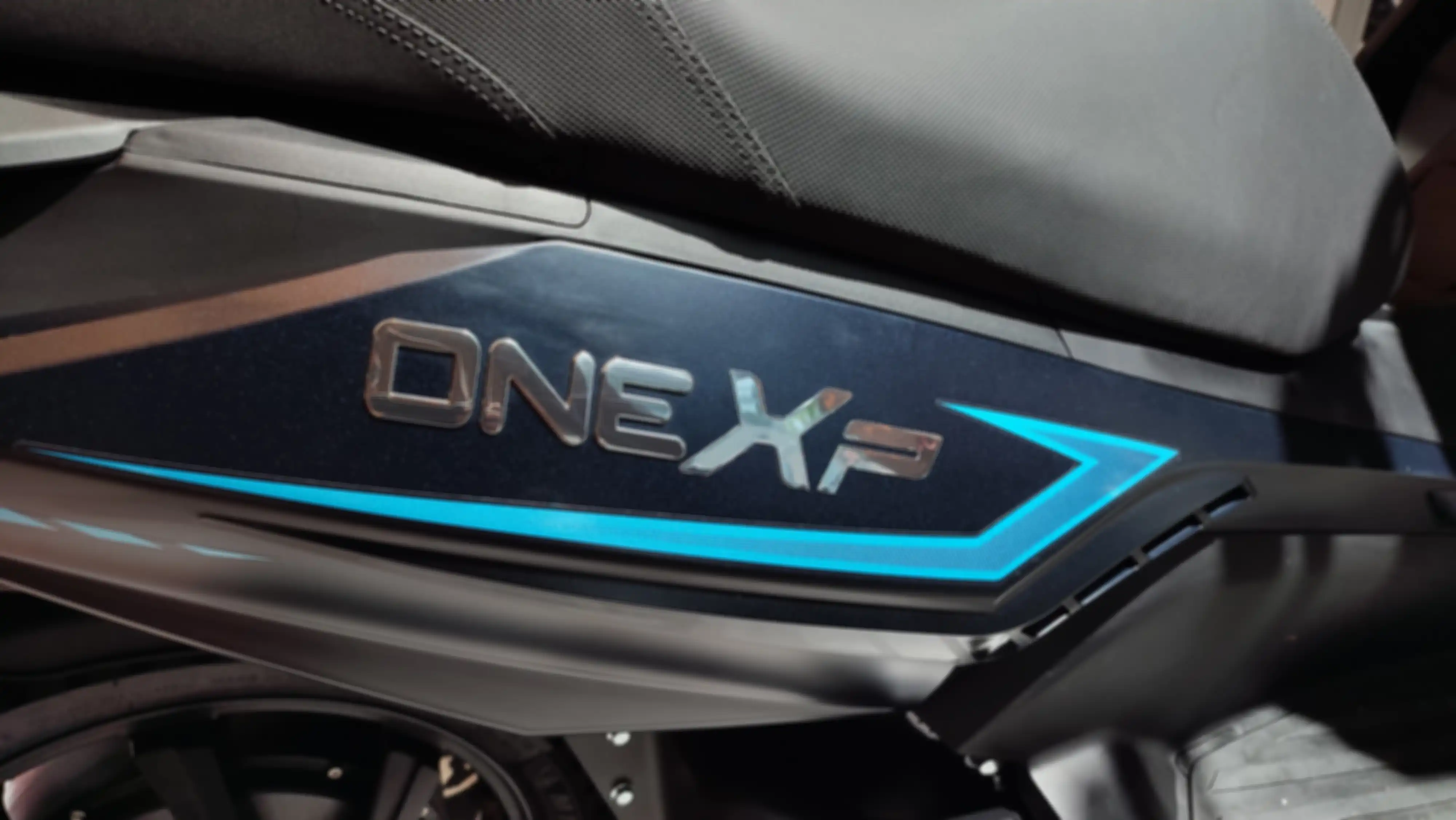 Emblem ALVA One XP. Bagian body juga ada stiker stripping.