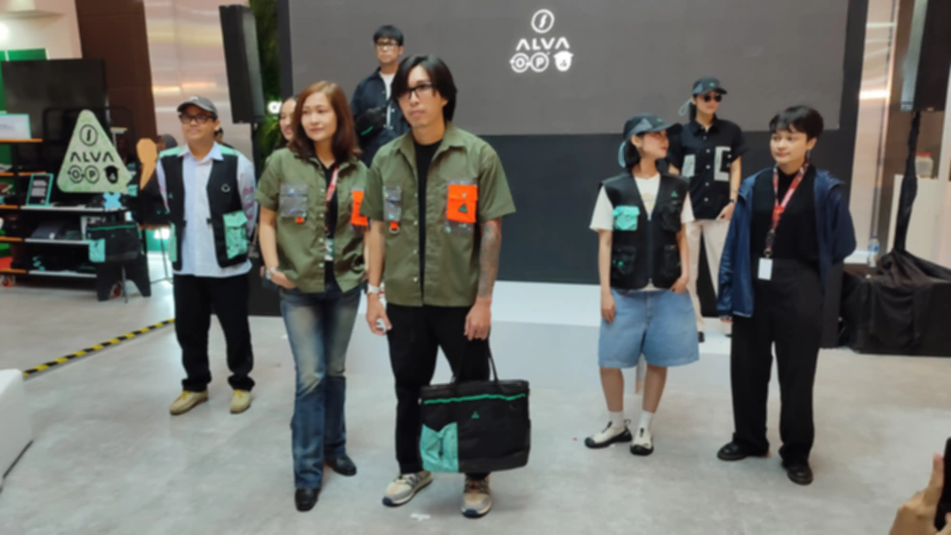 Setelah merilis motor listrik ALVA One XP, ALVA kembali merilis apparel keren berkolaborasi dengan Humblezing dan Olah Plastic.