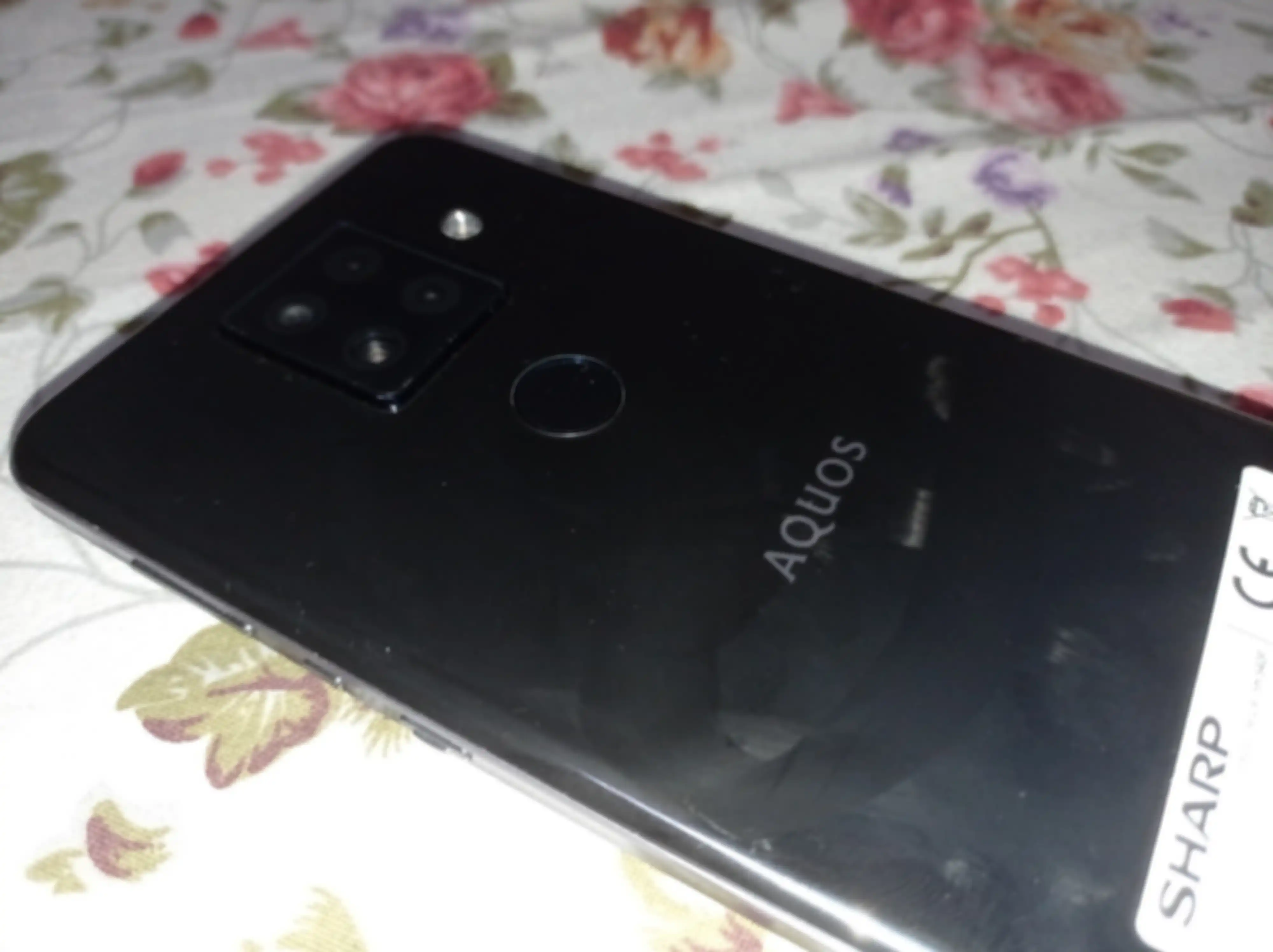 Desain belakang Sharp Aquos Sense4 Plus yang mencetak usapan dan sidik jari pengguna.