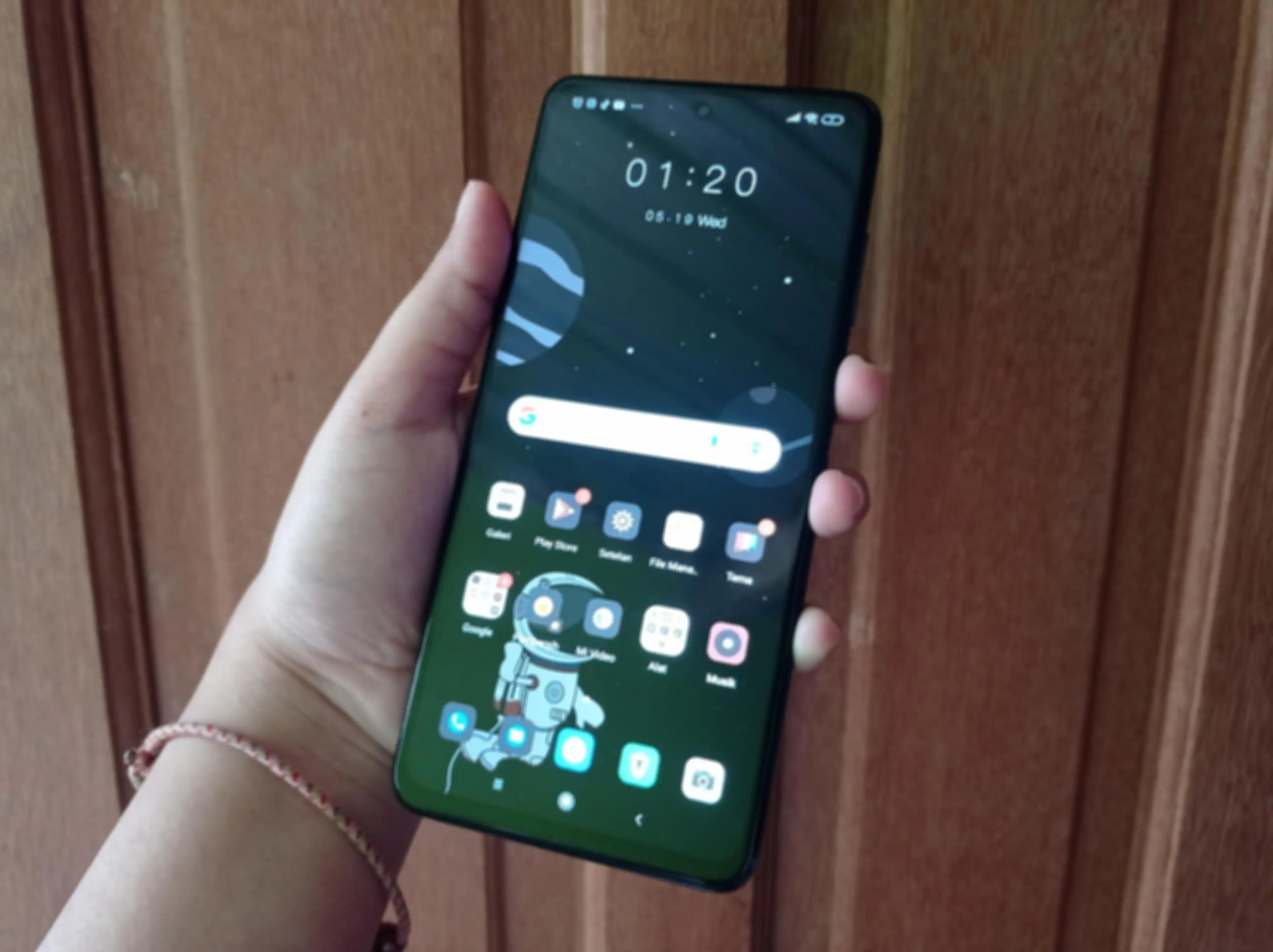 Layar POCO X3 NFC masih menggunakan panel IPS LCD.