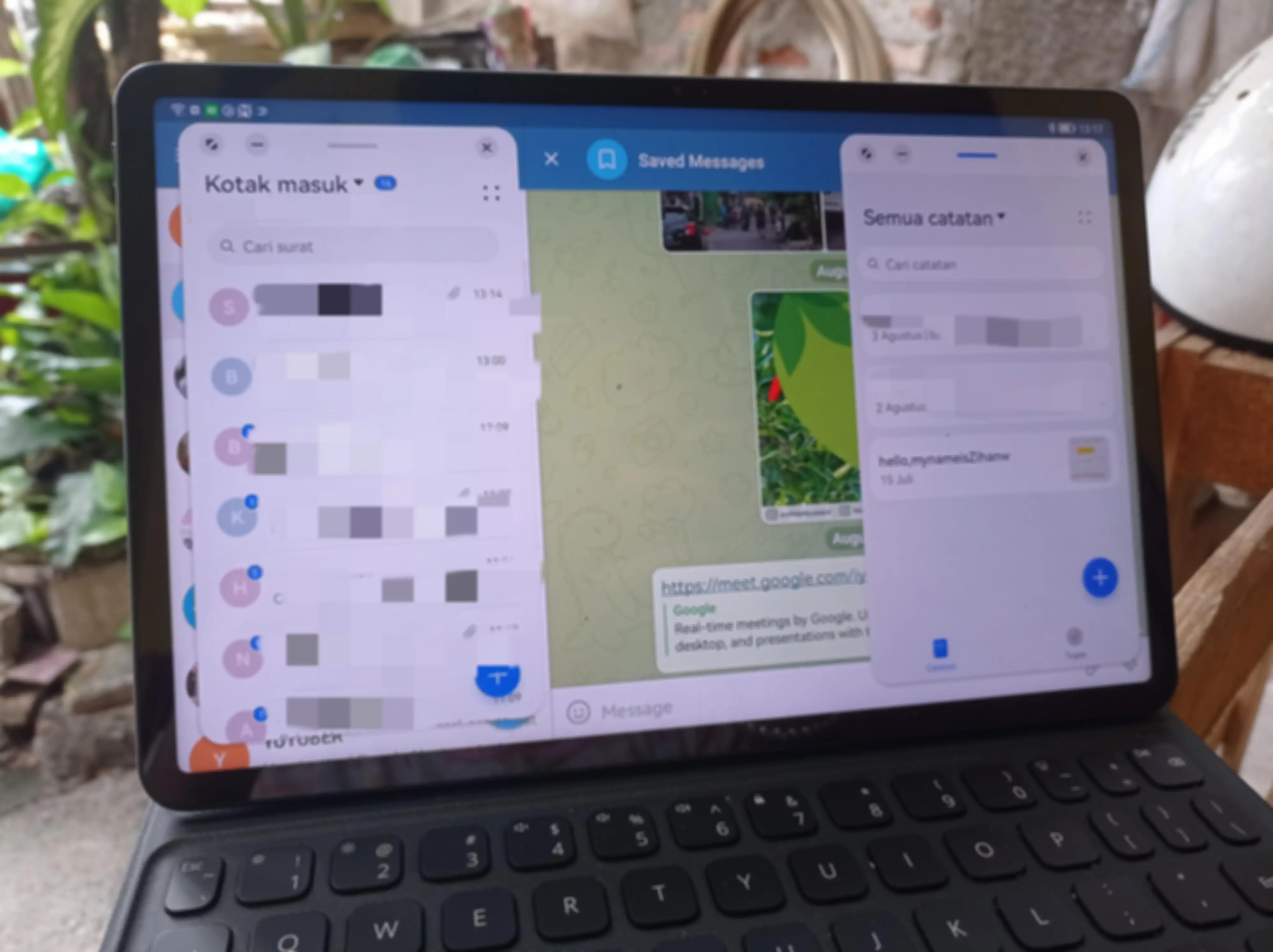 Pengguna fitur app multiplier di Huawei MatePad 11.