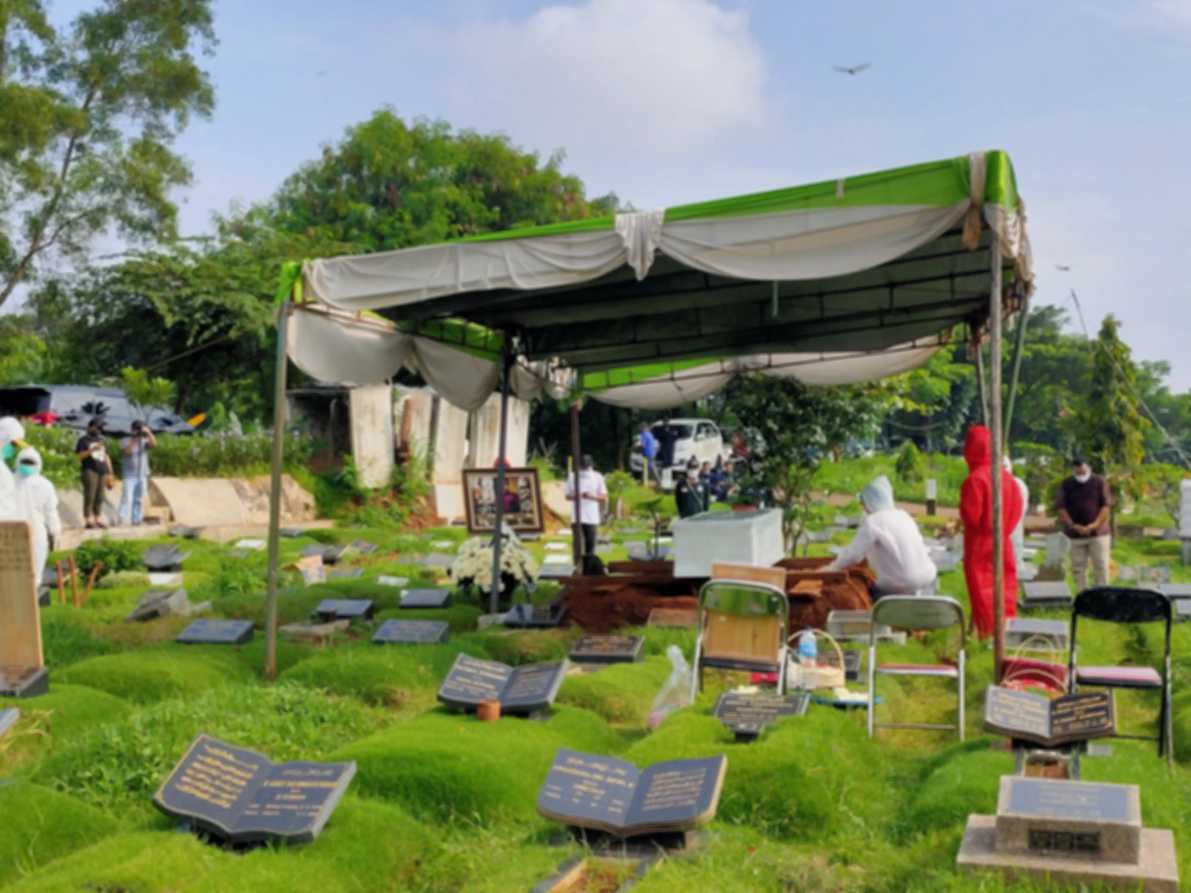 Proses pemakaman almarhumah Rina Gunawan berlangsung pagi ini, Rabu (3/3/2021) di TPU Tanah Kusir, Jakarta Selatan. Proses pemakaman Rina Gunawan dihadiri suami tercinta, Teddy Syah tanpa banyak keluarga terlibat.