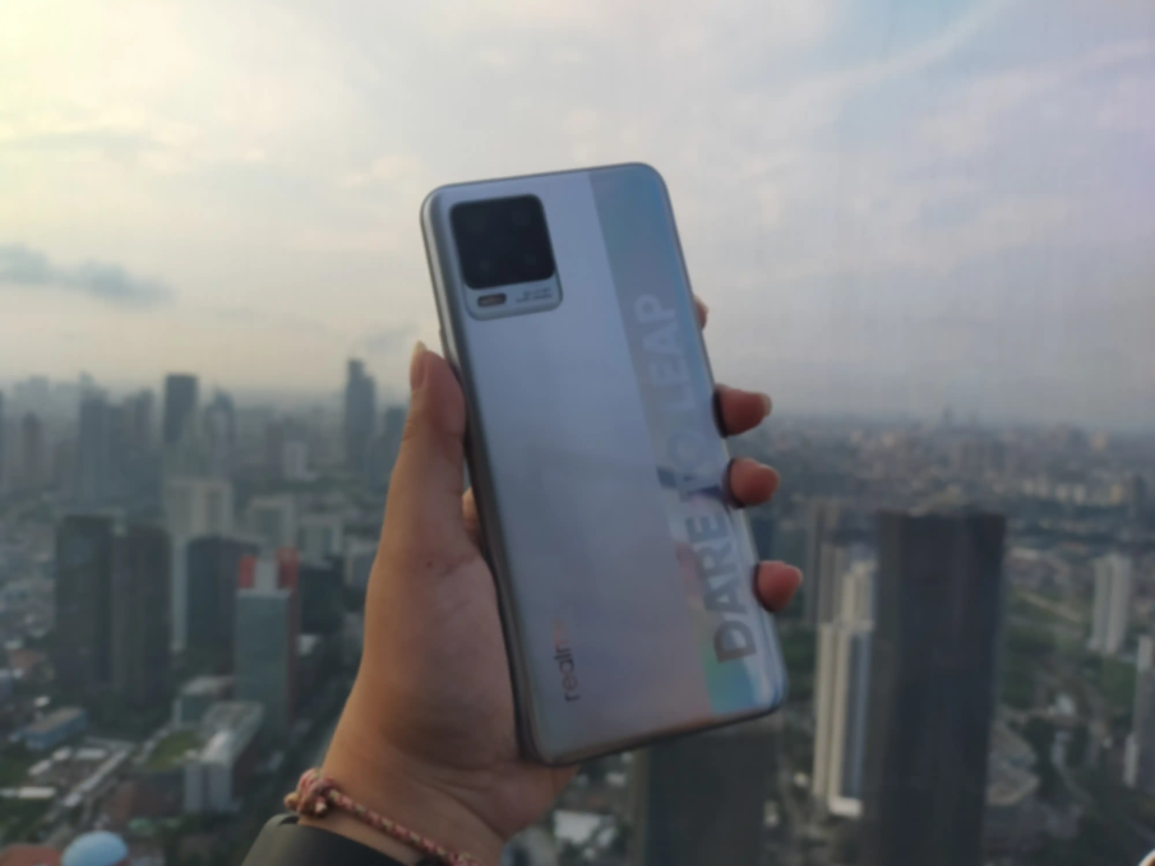 Tampilan perangkat realme 8 